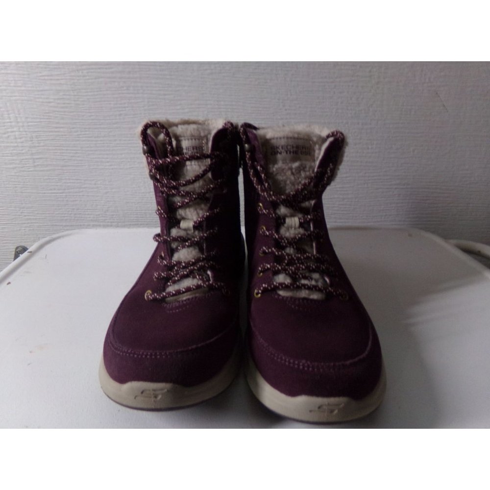 Sketchers On The Go # 16677  Leather Burgundy uppers Womens Size. 8.5
